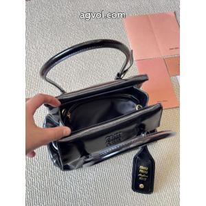 MIUMIUセンス抜群定番人気商品バッグブランド フェイク