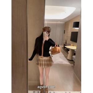 MiuMiuの大人気ニットカーディガンコート