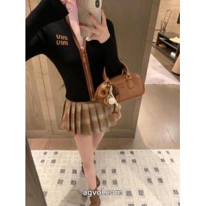 MiuMiuの大人気ニットカーディガンコート