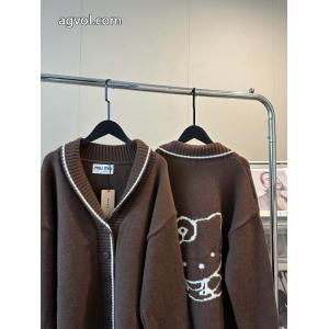 miumiuの新作連名ハローキティ限定カーディガンコート