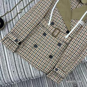 miumiuの新作チェック柄アルファベットプリントがアクセントのコート