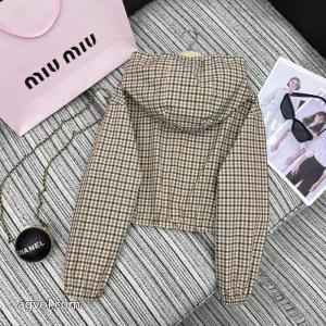 miumiuの新作チェック柄連帽カジュアルコート