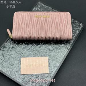 MIUMIU新ひだ付き小羊皮多機能財布ジャカード柄アルファベット粒