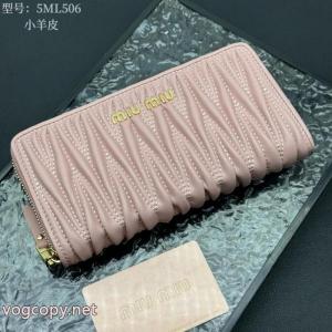 MIUMIU新ひだ付き小羊皮多機能財布ジャカード柄アルファベット粒