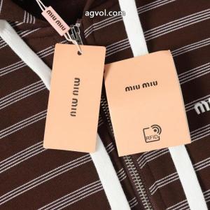 miumiu25SS新作ストライプロゴ刺繍連帽ファスナージャケット