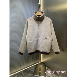 ブランド コピー 販売MIUMIU希少入荷 2026秋冬新作 相性抜群のコンビジャケット