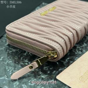 MIUMIUブランド 品 激安 通販速達EMS便 安全発送 最適なサイズ財布