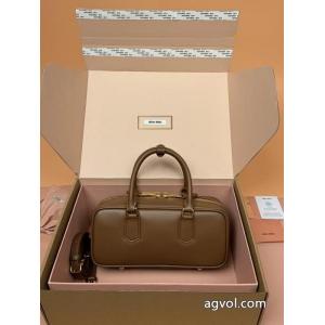 ブランド 偽物MIUMIU再入荷アイテム 輝く高級感満点 オシャレな雰囲気    バッグ.