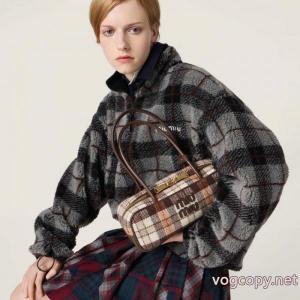 MIUMIUコピー 商品 販売最速2026秋冬トレンドブランド カジュアル派向け 高級感のあるコート