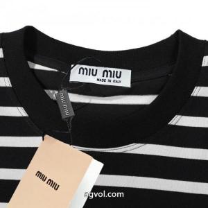 ブランド コピー ショップMIUMIU落ち着いた感覚 人気商品登場 存在感大半袖Tシャツ