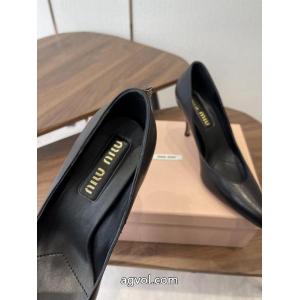 最旬アイテム 憧れの 魅力を放つMIUMIUブーツブランドコピー..