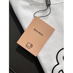 MIUMIU半袖Tシャツ発売極限状態！ 2026新品 使い勝手の良いコピー 品 ブランド