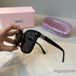 ブランド コピー バックMIUMIUサングラス稀少*新品登場 キラキラ これからの季節、大活躍.