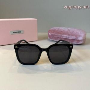 ブランド コピー バックMIUMIUサングラス稀少*新品登場 キラキラ これからの季節、大活躍.