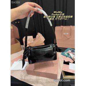 スーパー コピー海外セレブ愛用 普段使いに最適の大人スタイル 海外セレブ愛用    MIUMIU..