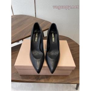 サンダルMIUMIUスーパー コピー 安心シーン問わずに使える 大人気可愛い 入手困難..