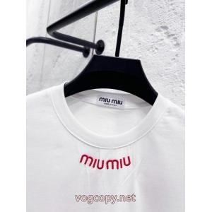 大人で素敵 2026トレンド セレブ愛用MIUMIU半袖Tシャツ偽 ブランド 販売