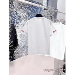 大人で素敵 2026トレンド セレブ愛用MIUMIU半袖Tシャツ偽 ブランド 販売