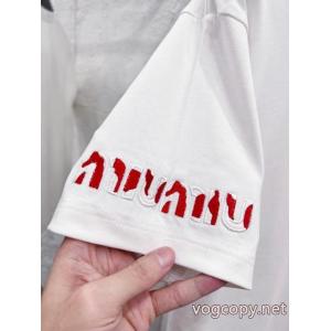 大人で素敵 2026トレンド セレブ愛用MIUMIU半袖Tシャツ偽 ブランド 販売