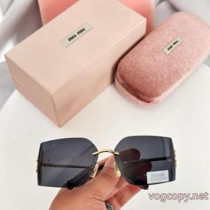 脚長効果を見せる SALEお得にGET 人気新作ロゴ入りブランド コピー 販売ミュウミュウ サングラス.