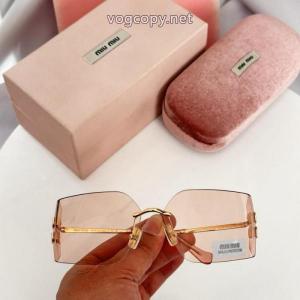 脚長効果を見せる SALEお得にGET 人気新作ロゴ入りブランド コピー 販売ミュウミュウ サングラス.
