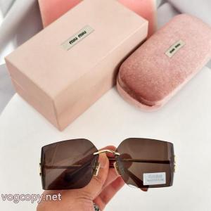 脚長効果を見せる SALEお得にGET 人気新作ロゴ入りブランド コピー 販売ミュウミュウ サングラス.