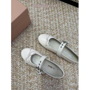 MIUMIUNEW素敵 素材感に注目 大人キレイに仕立てる ブランド コピー 専門店パンプス.
