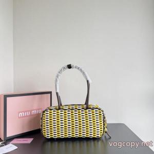 MIUMIUバッグブランド フェイク【新アイテム】  人気モデル雑誌掲載 ずっと人気♪..
