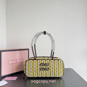 MIUMIUバッグブランド フェイク【新アイテム】  人気モデル雑誌掲載 ずっと人気♪..