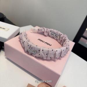 雑貨小物ブランドコピー品質保証定番人気 ファッションスタッズ 存在感絶大スタイルMIUMIU..