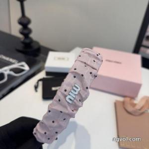雑貨小物ブランドコピー品質保証定番人気 ファッションスタッズ 存在感絶大スタイルMIUMIU..