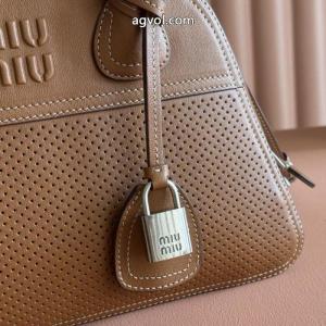 MIUMIUバッグブランド コピー 販売店暖かさと軽さを兼ね備えた 注目なアイテム 限定セール正規品..