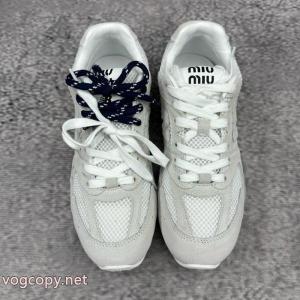 スーパー コピー どこで 買える今季重宝する 魅惑のセクシー美 安い 関税送込スニーカーミュウミュウ.