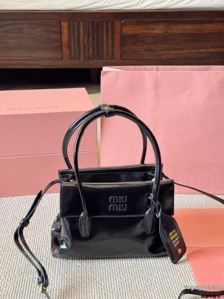 MIUMIUセンス抜群定番人気商品バッグブランド フェイク 0