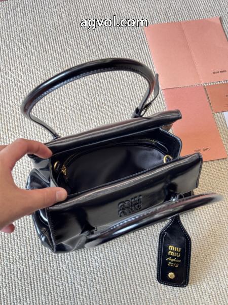 MIUMIUセンス抜群定番人気商品バッグブランド フェイク 1