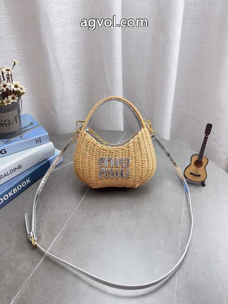 ブランド コピー 着払いバッグお買得セール清潔感で洗練されMIUMIU 6 