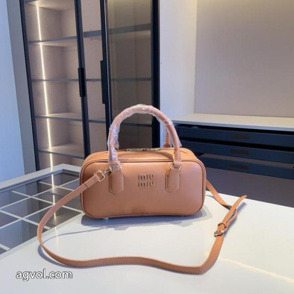 偽 ブランド 販売バッグMIUMIU視線を集めて人気急上昇中 4