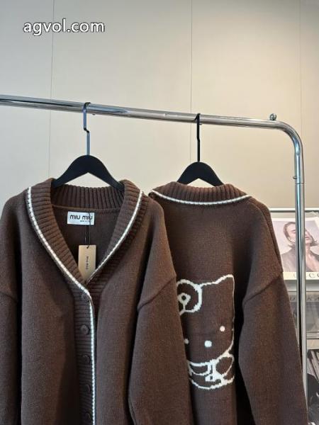 miumiuの新作連名ハローキティ限定カーディガンコート 2