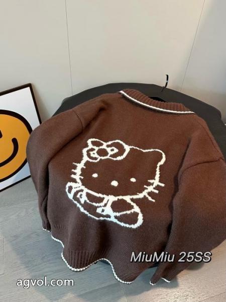 miumiuの新作連名ハローキティ限定カーディガンコート 4