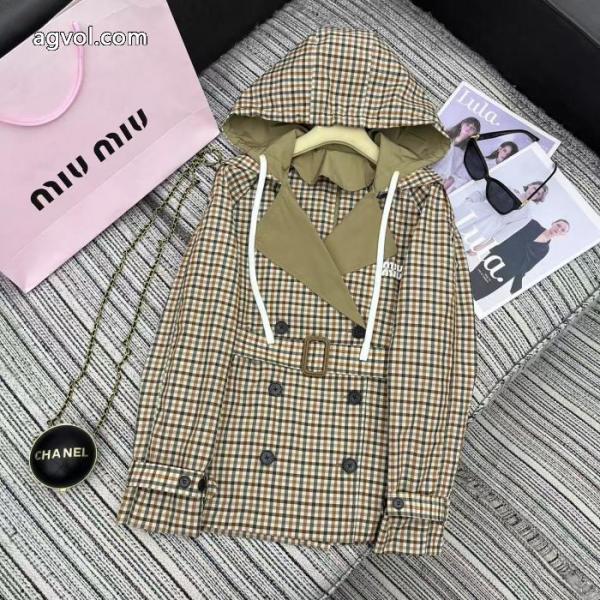 miumiuの新作チェック柄アルファベットプリントがアクセントのコート 1