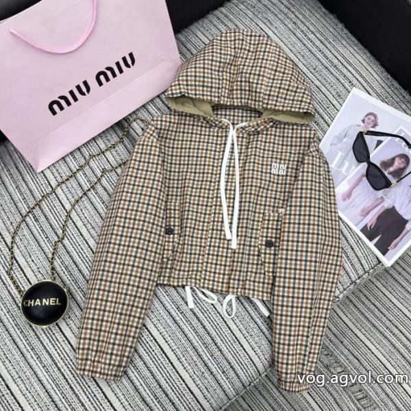 miumiuの新作チェック柄連帽カジュアルコート 0 