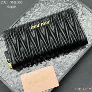MIUMIU新ひだ付き小羊皮多機能財布ジャカード柄アルファベット粒