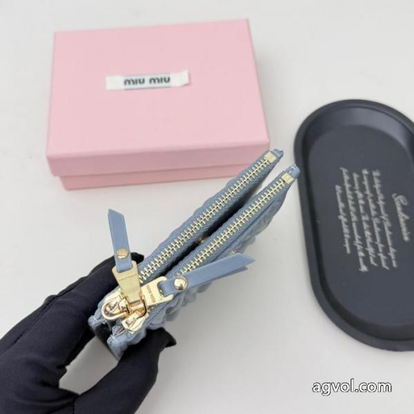 財布ブランド コピーミュウミュウ人気セール250%新品 カラー豊富 質感に満足 4