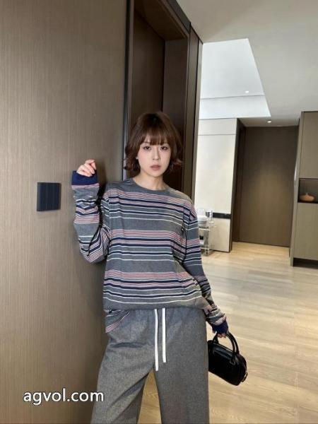 割引セール SS25限定版 今年大人気長袖Tシャツ通販 ブランドMIUMIU 4