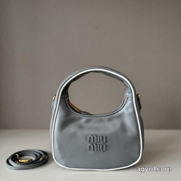 偽物 ブランド バッグカジュアルスタイルを軽快に 注目美品 シンプル使えるMIUMIU. 1