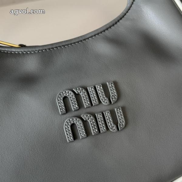 偽物 ブランド バッグカジュアルスタイルを軽快に 注目美品 シンプル使えるMIUMIU. 5