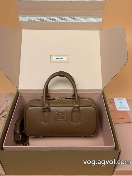 ブランド 偽物MIUMIU再入荷アイテム 輝く高級感満点 オシャレな雰囲気    バッグ. 0 