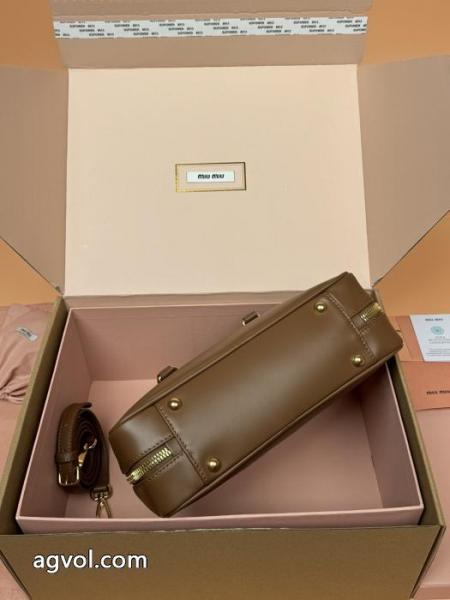 ブランド 偽物MIUMIU再入荷アイテム 輝く高級感満点 オシャレな雰囲気    バッグ. 5 