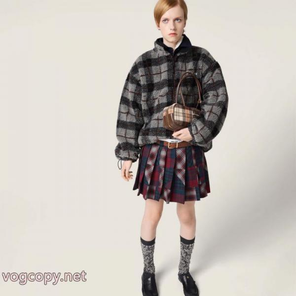 MIUMIUコピー 商品 販売最速2026秋冬トレンドブランド カジュアル派向け 高級感のあるコート 2