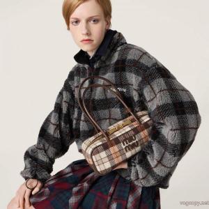 MIUMIUコピー 商品 販売最速2026秋冬トレンドブランド カジュアル派向け 高級感のあるコート